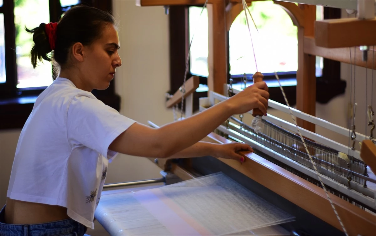 Eskişehir\'deki Midas İpek Evi\'nde Kadınlar Ürettikleri Ürünleri Satışa Sunuyor