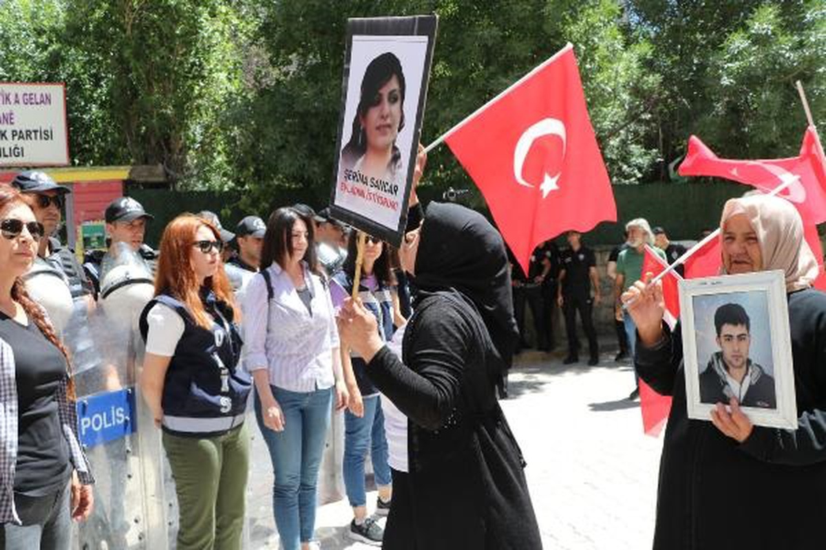 Van\'da evlatları dağa kaçırılan aileler HDP binası önünde eylem yaptı