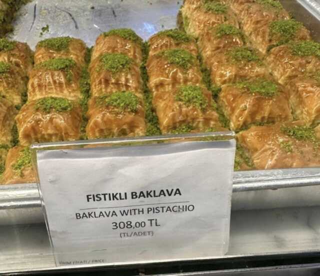 Havalimanlarında bir dilim baklavanın fiyatını duyan arkasına bakmadan kaçıyor Havalimanlarında bir dilim baklavanın fiyatını duyan arkasına bakmadan kaçıyor