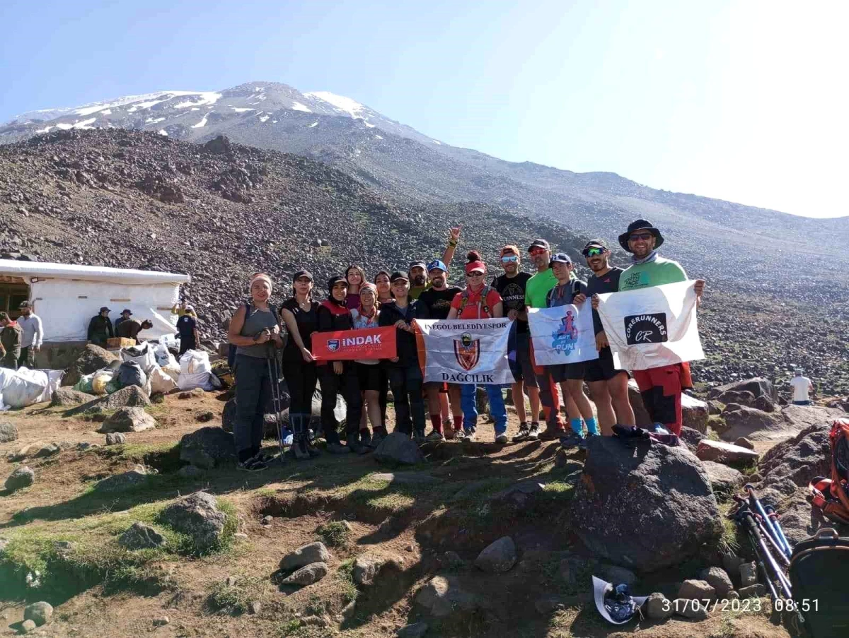 İnegöl Belediye Spor Kulübü Dağcıları Ağrı Dağı\'na Tırmandı