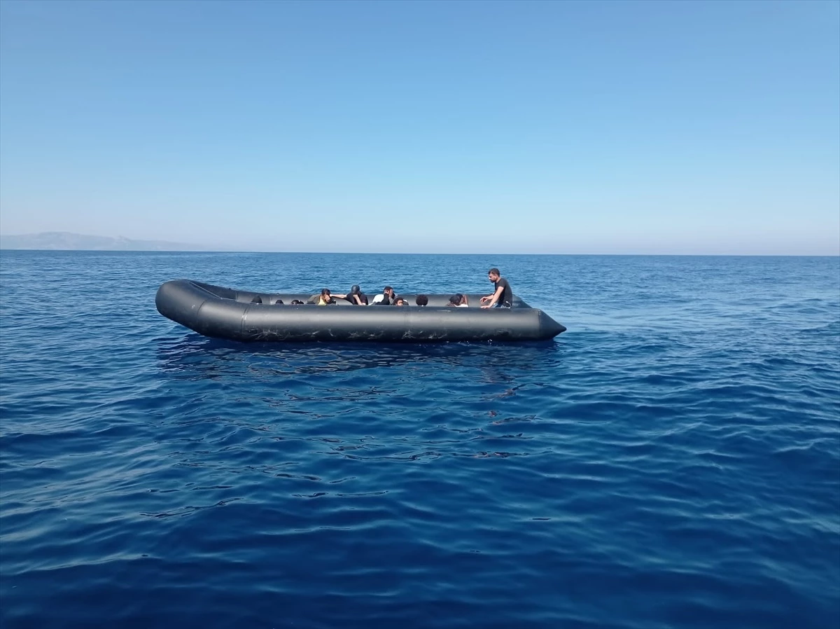 İzmir açıklarında Yunanistan unsurları tarafından Türk kara sularına itilen 64 düzensiz göçmen kurtarıldı
