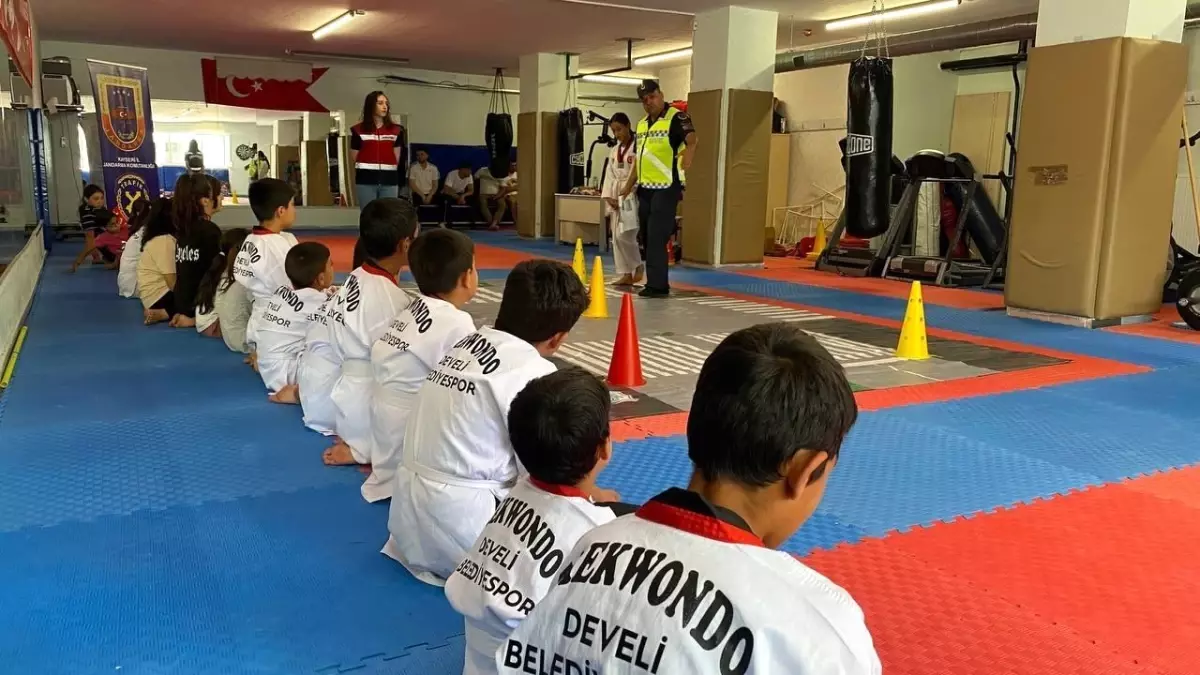 Kayseri\'de Jandarma ile Geleceğe Yürüyorum projesi kapsamında taekwondo eğitimi verildi