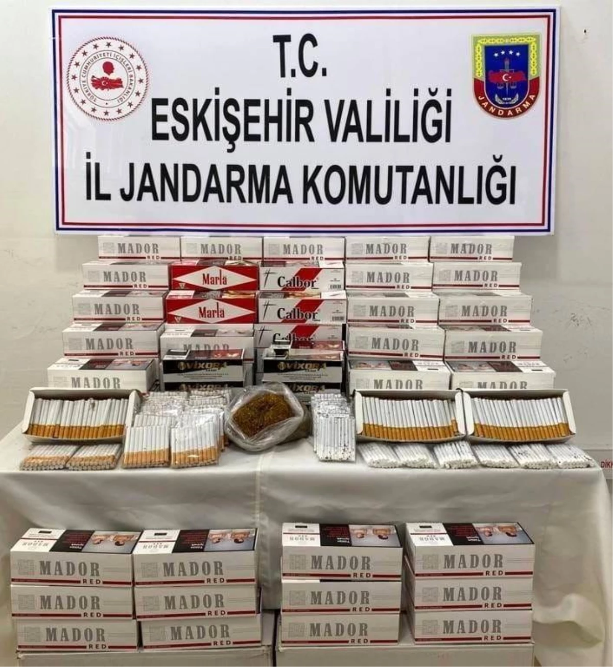 Eskişehir\'de Kaçak Sigara Operasyonu: Çok Sayıda Bandrolsüz ve Hologramsız Makaron Ele Geçirildi