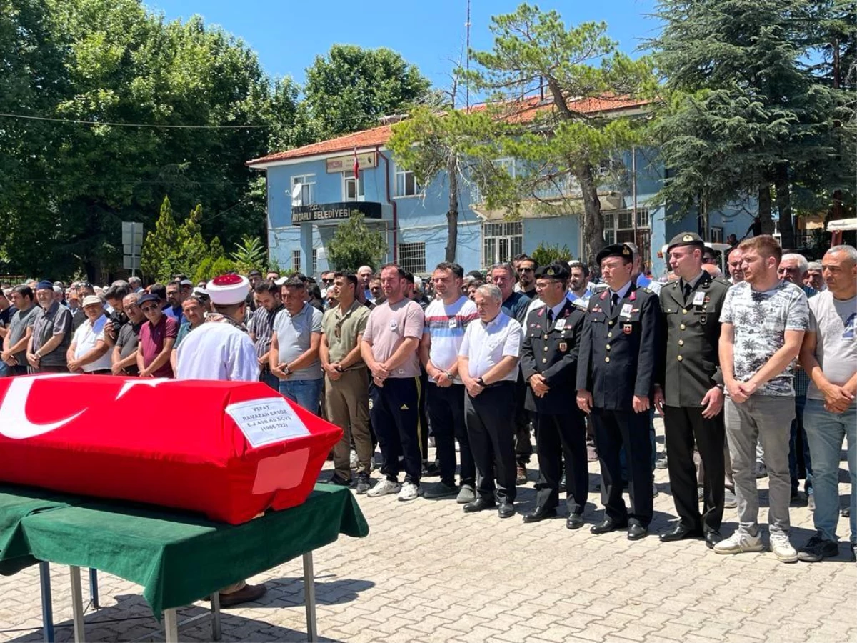 Afyonkarahisar\'da Kalp Krizi Sonucu Hayatını Kaybeden Emekli Jandarma Astsubayın Törenle Defnedilmesi