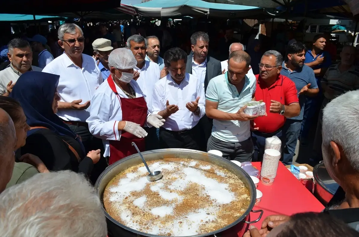 Karaman Esnaf Odaları Vatandaşlara Aşure İkramında Bulundu