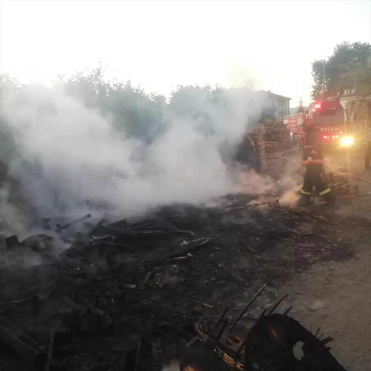 Sakarya\'da palet atölyesinde çıkan yangın söndürüldü