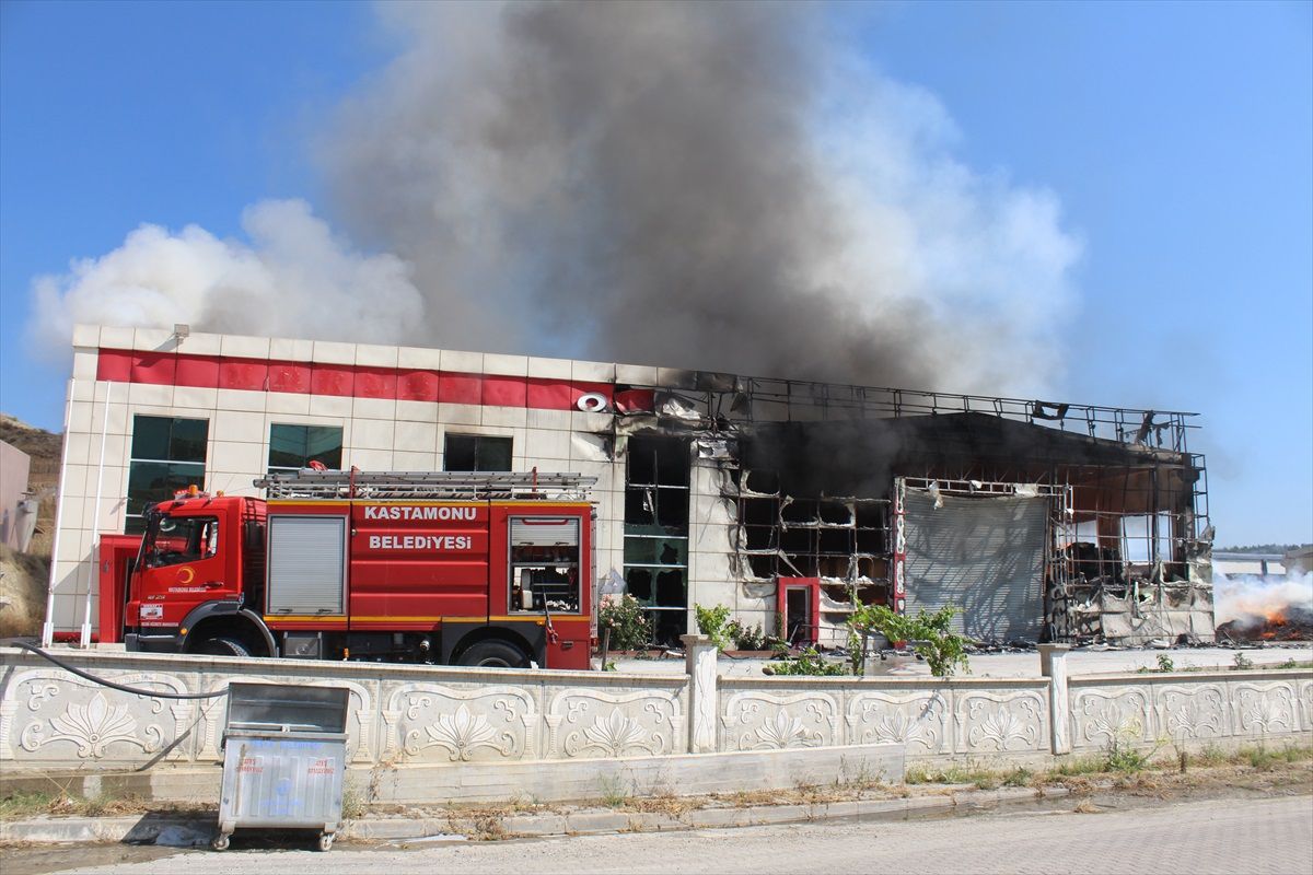 Kastamonu Tosya\'da bir kapı fabrikasında çıkan yangın söndürüldü