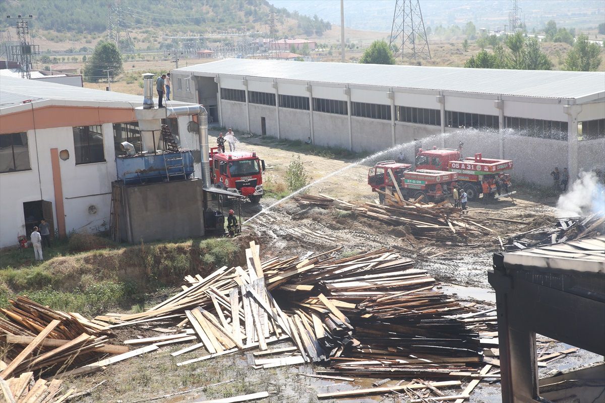 Kastamonu Tosya\'da Kapı Fabrikasında Çıkan Yangın Kontrol Altına Alındı