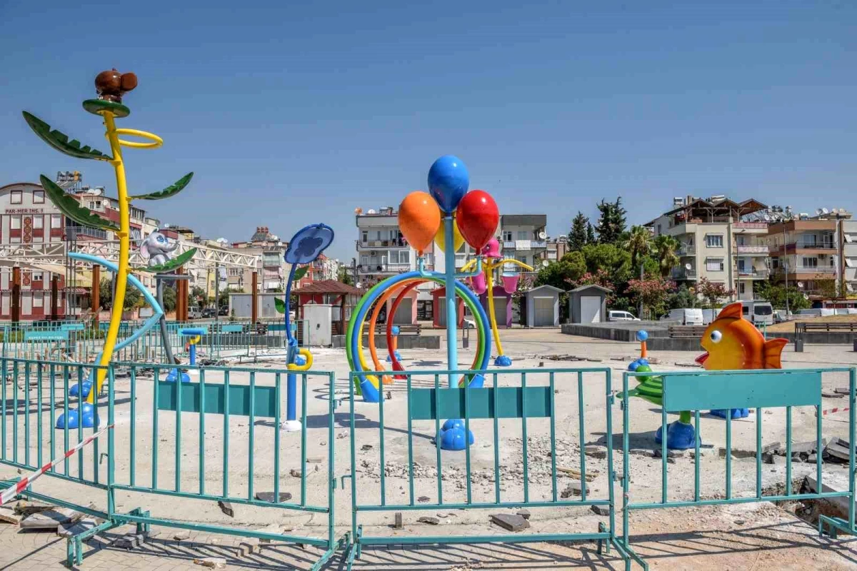 Kepez Kent Meydanı\'nda Çocuklara Su Oyun Parkı Yapılıyor
