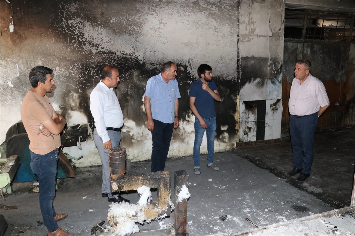 Kırşehir\'deki yangında zarar gören iş yerlerinin sahipleriyle buluşuldu