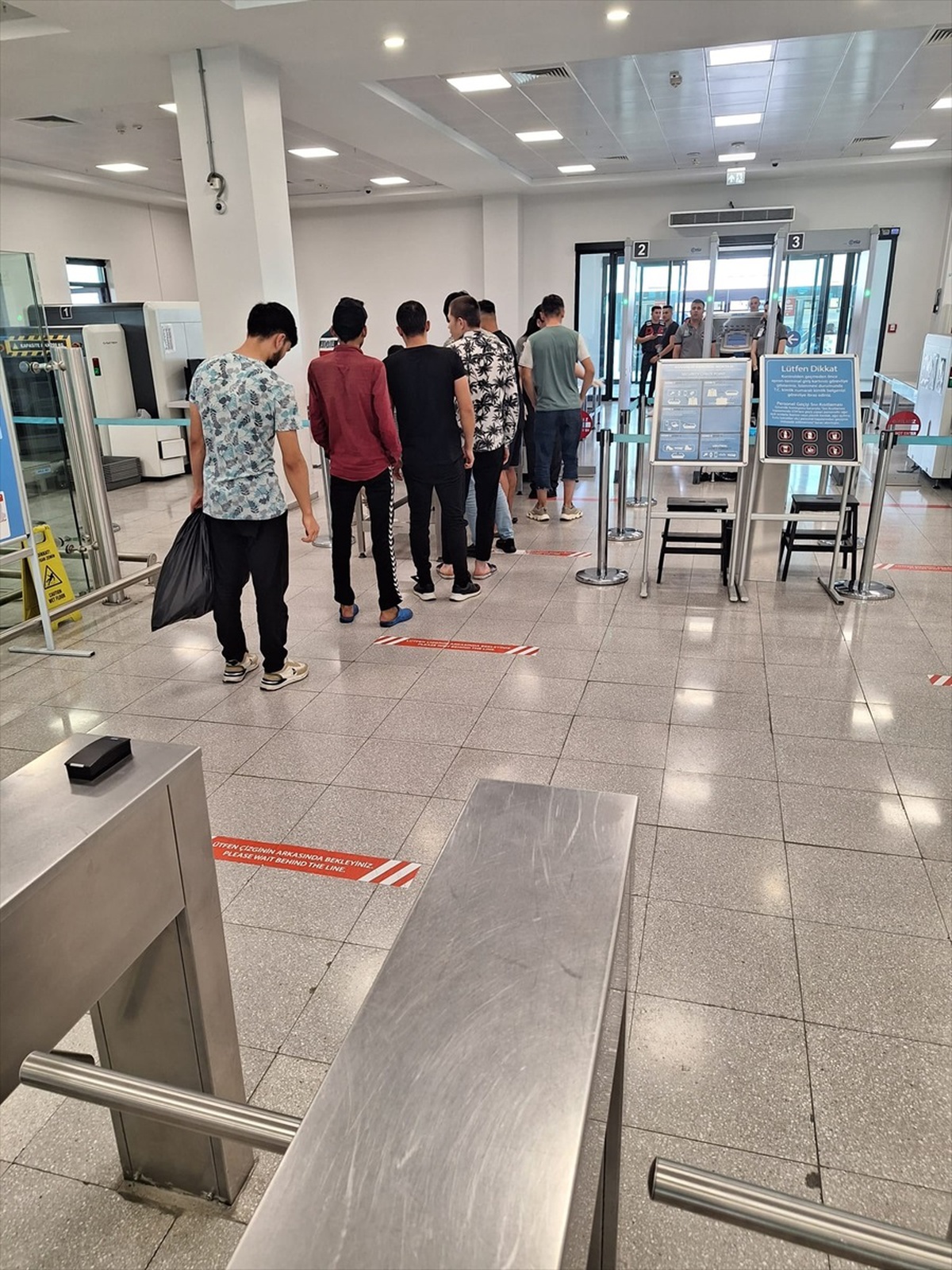 Kocaeli\'de 16 düzensiz göçmen ülkelerine gönderildi