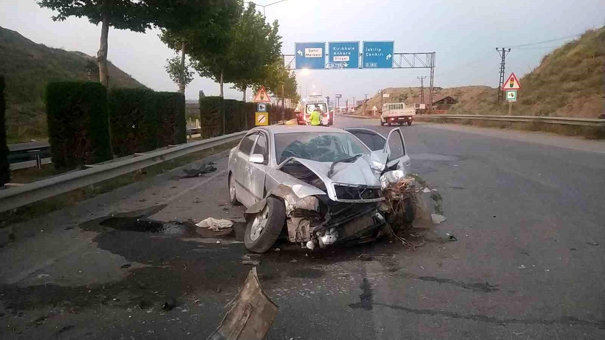 Çorum\'da Kontrolden Çıkan Otomobilin Karıştığı Kaza Sonucu 3 Kişi Yaralandı