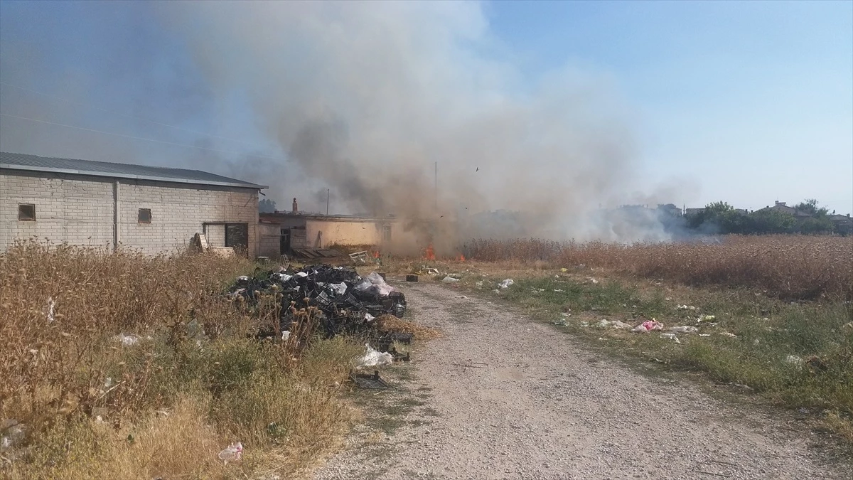 Konya\'da çıkan ot yangını alevler çevreye yayılmadan söndürüldü