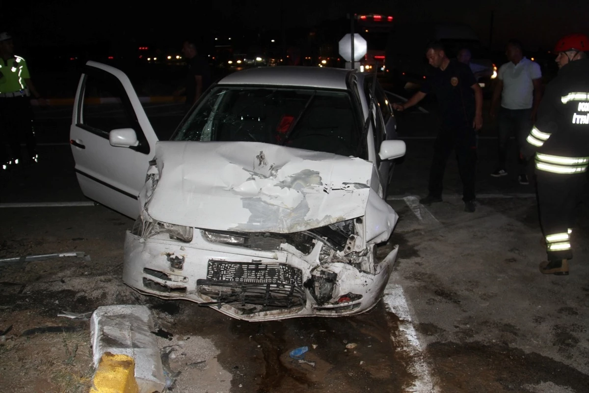 Konya\'da Otomobiller Çarpıştı: 4 Kişi Yaralandı