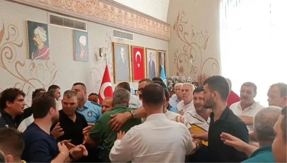 Antalya\'da Belediye Başkanı ile İYİ Parti Grup Sözcüsü Arasında Arbede Çıktı