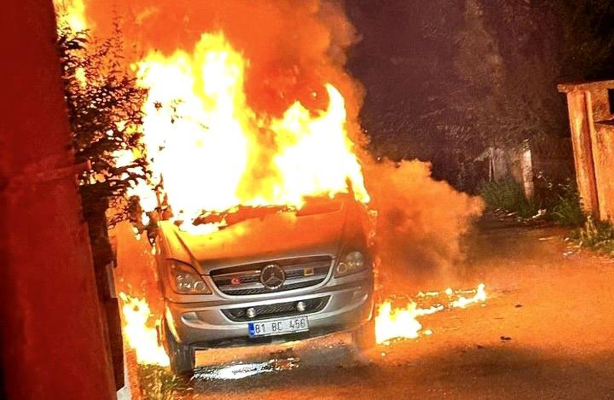 Düzce\'de park halindeki minibüs alev alev yandı