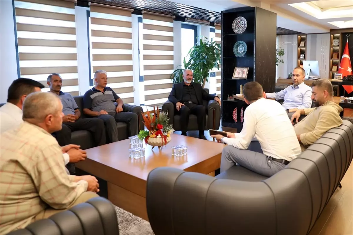 Niğde Belediye Başkanı Emrah Özdemir, Halk Günü buluşmalarında vatandaşların talep ve isteklerini dinliyor