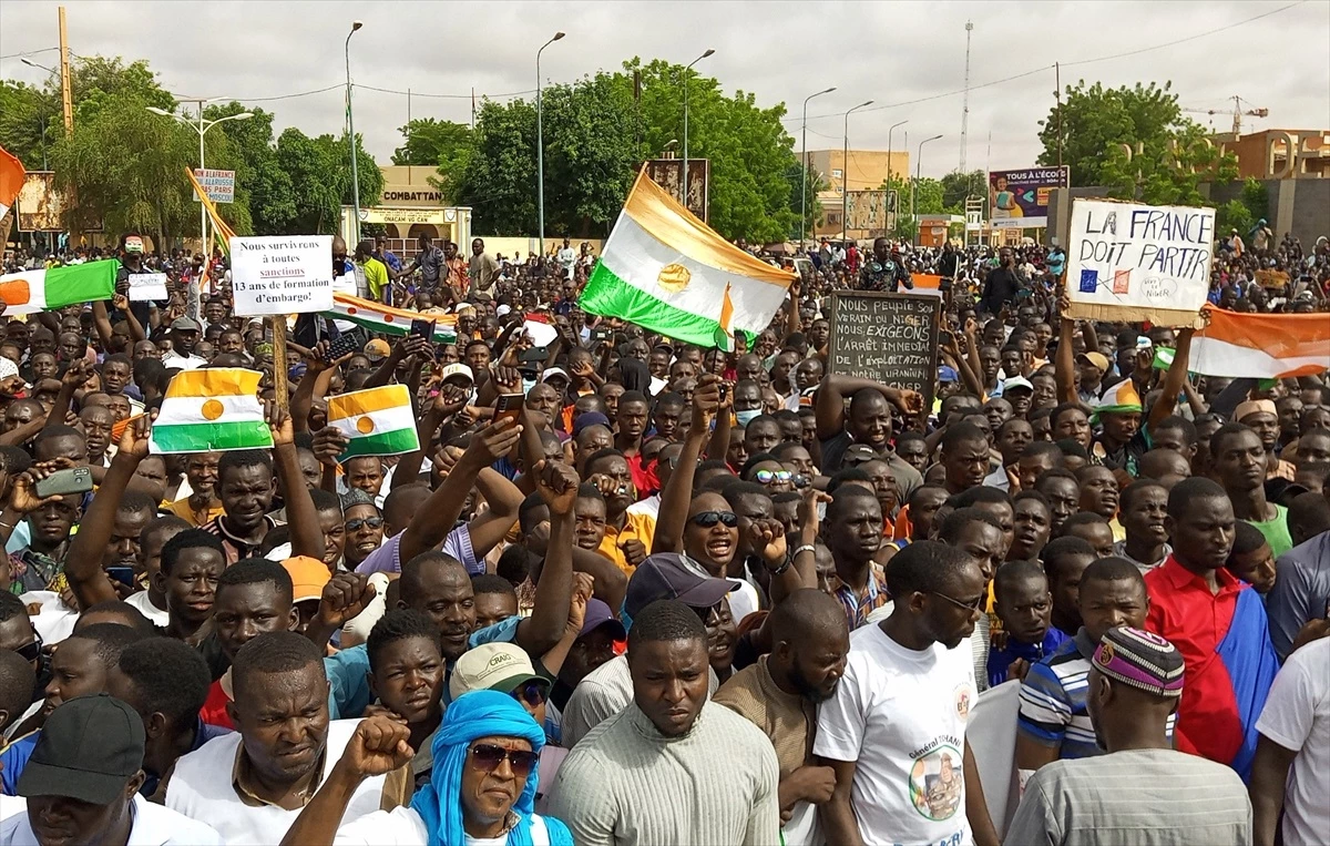 Nijer\'de Bağımsızlık Günü Dolayısıyla Darbe Destekçileri Gösteri Düzenledi