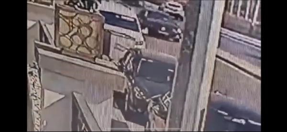 İzmir\'de otomobil polis otosuna çarptı: 4 yaralı