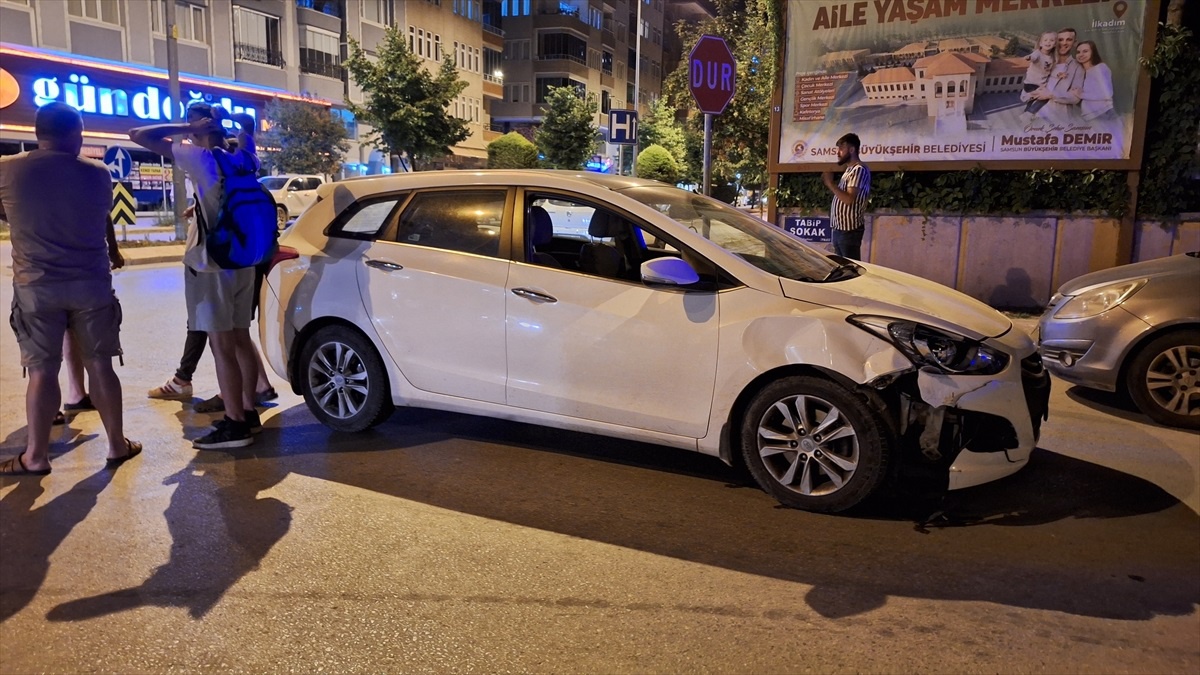 Samsun\'da otomobil motosiklete çarptı, 2 kişi yaralandı