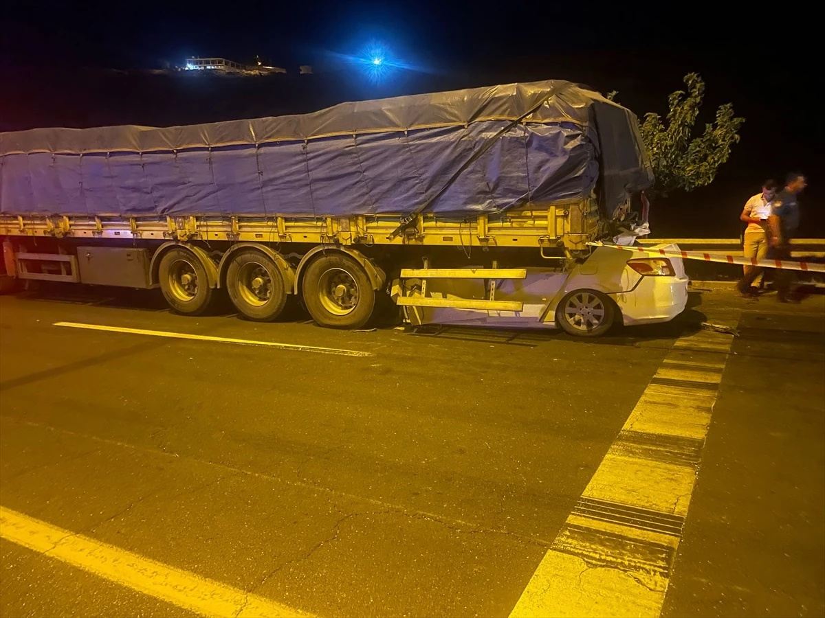 Şanlıurfa\'da Otomobilin Tıra Arkadan Çarpması Sonucu 2 Kişi Hayatını Kaybetti