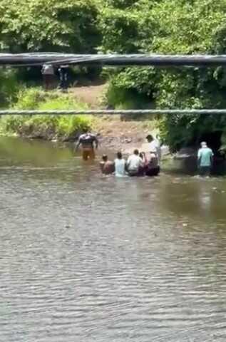 Serinlemek için nehre giren futbolcuyu timsah insanların göz önünde parçalayarak öldürdü Serinlemek için nehre giren futbolcuyu timsah insanların göz önünde parçalayarak öldürdü