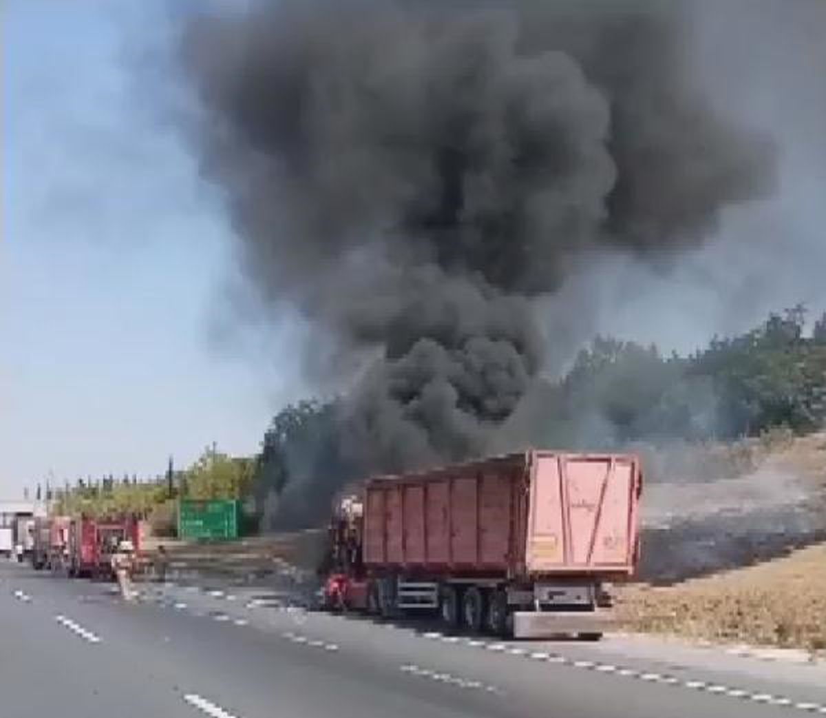 Silivri\'de seyir halindeki TIR yangınla kullanılamaz hale geldi