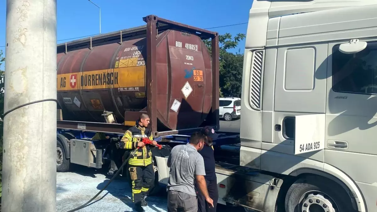 Gebze\'de Kimyasal Yüklü Tırın Kupasında Yangın Çıktı