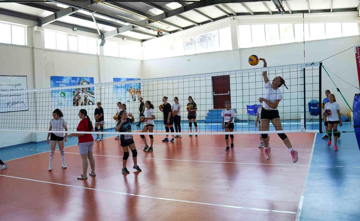Tepebaşı Gençlik ve Spor Kulübü Kız Voleybol Takımı Yeni Sezon Hazırlıklarına Devam Ediyor