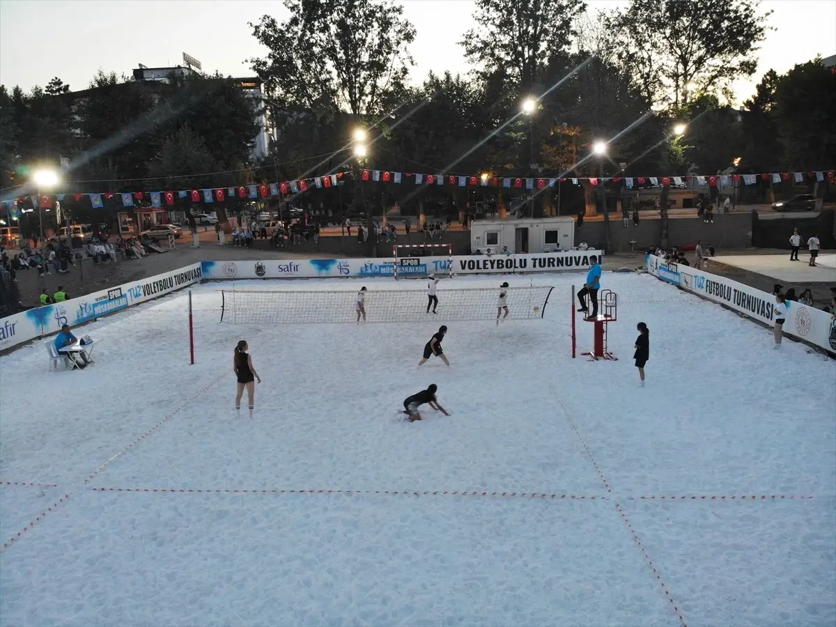 Çankırı\'da düzenlenen Tuz Festivali\'nde kadın voleybol takımları tuz sahada mücadele etti