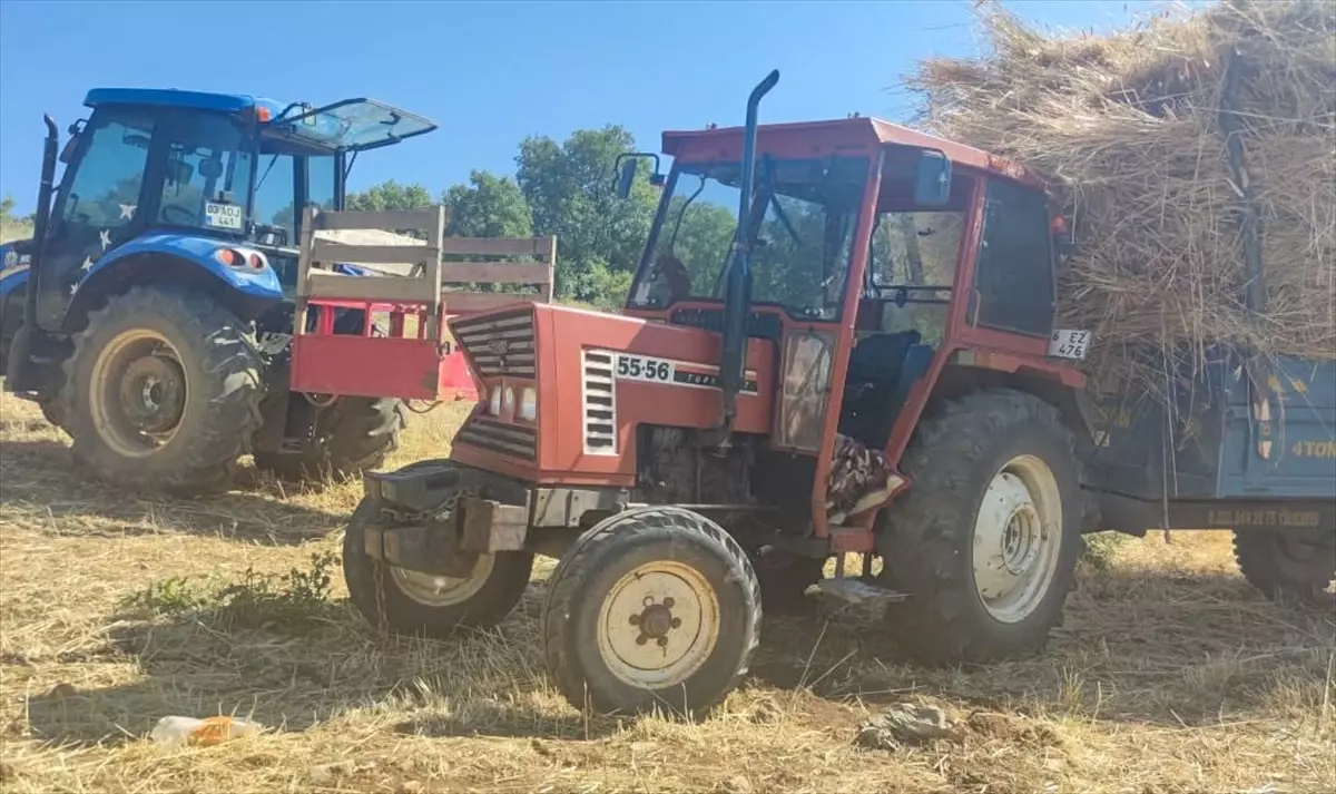 Uşak\'ta Saman Yüklü Traktör Kazası: Bir Kişi Ağır Yaralandı