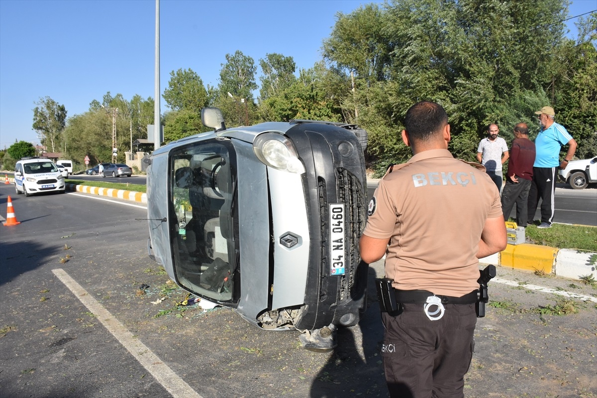 Van\'ın Edremit ilçesinde otomobil takla attı, 2 kişi yaralandı