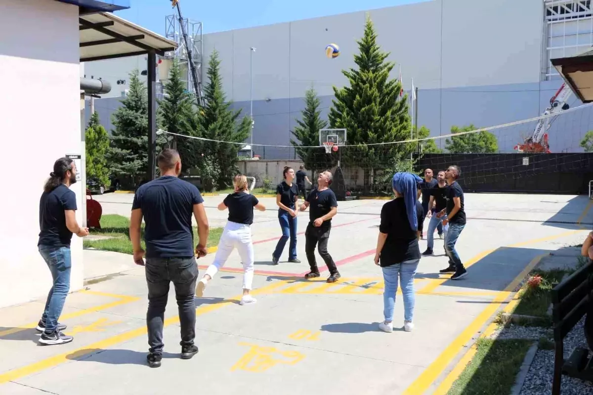 Düzce\'de çalışanlar öğlen molasında spor yapıyor