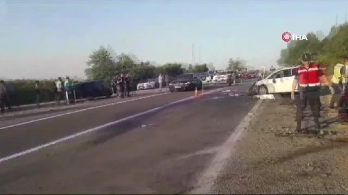 Yalova\'da 3 aracın karıştığı kazada 2 kişi öldü, 5 kişi yaralandı