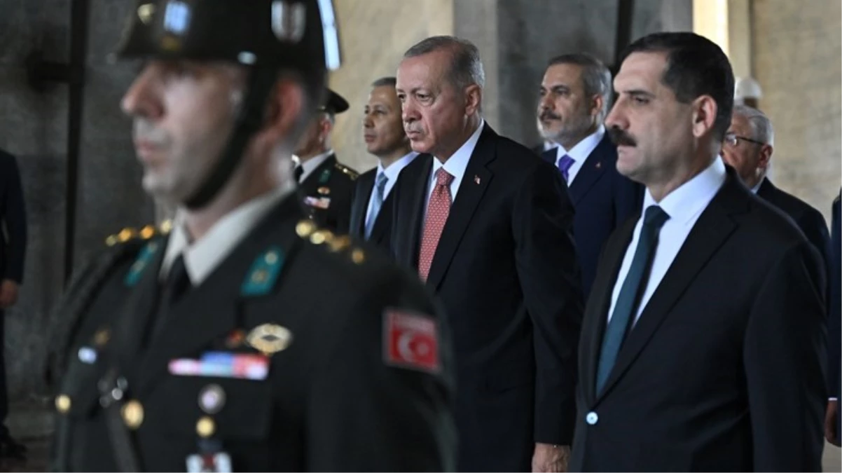 Cumhurbaşkanı Erdoğan, YAŞ Toplantısı Öncesi Anıtkabir\'i Ziyaret Etti