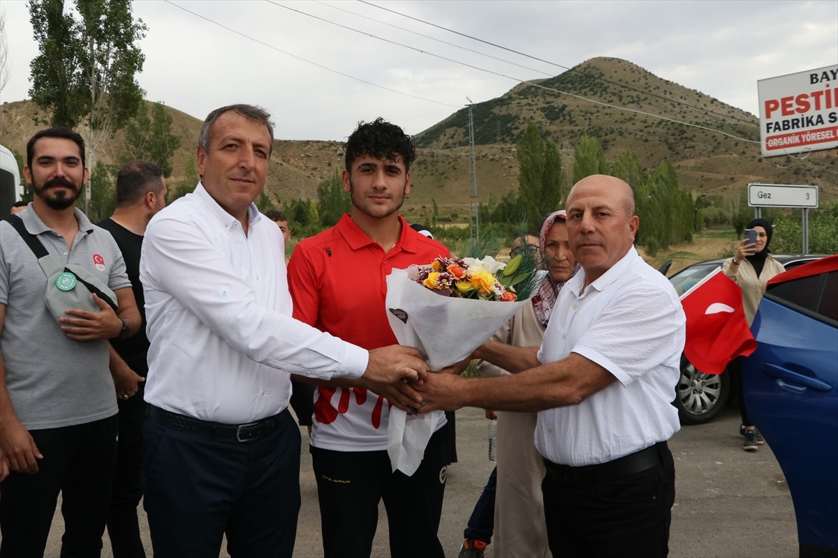 Yıldızlar Avrupa Boks Şampiyonası\'nda altın madalya kazanan Toprak Salman, memleketinde karşılandı