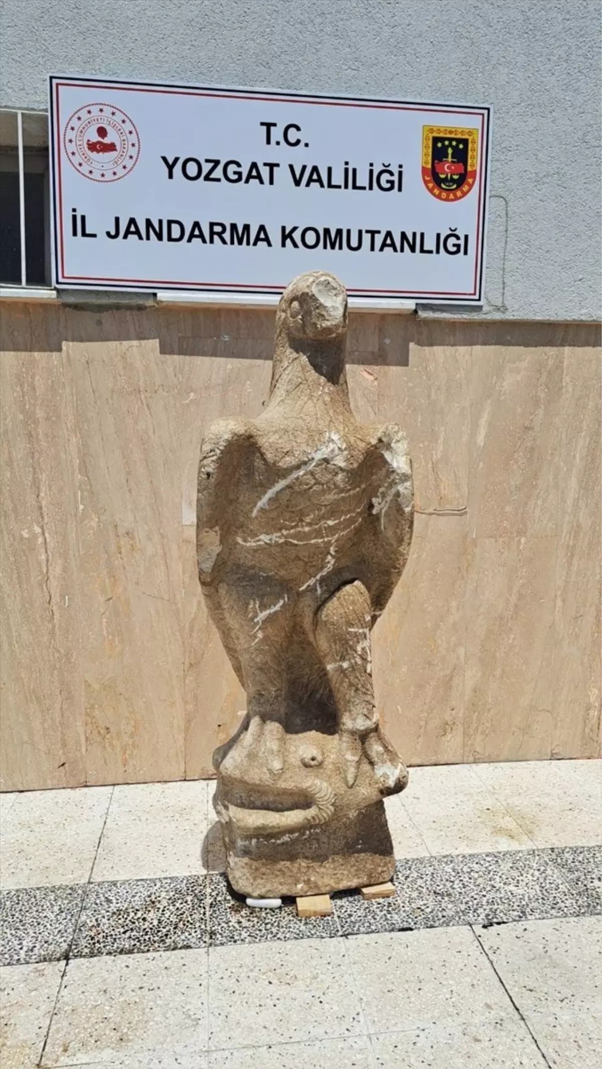 Yozgat\'ta Tarihi Eser Operasyonu: 150 Santimetre Yüksekliğinde Mermer Kartal Heykeli Ele Geçirildi