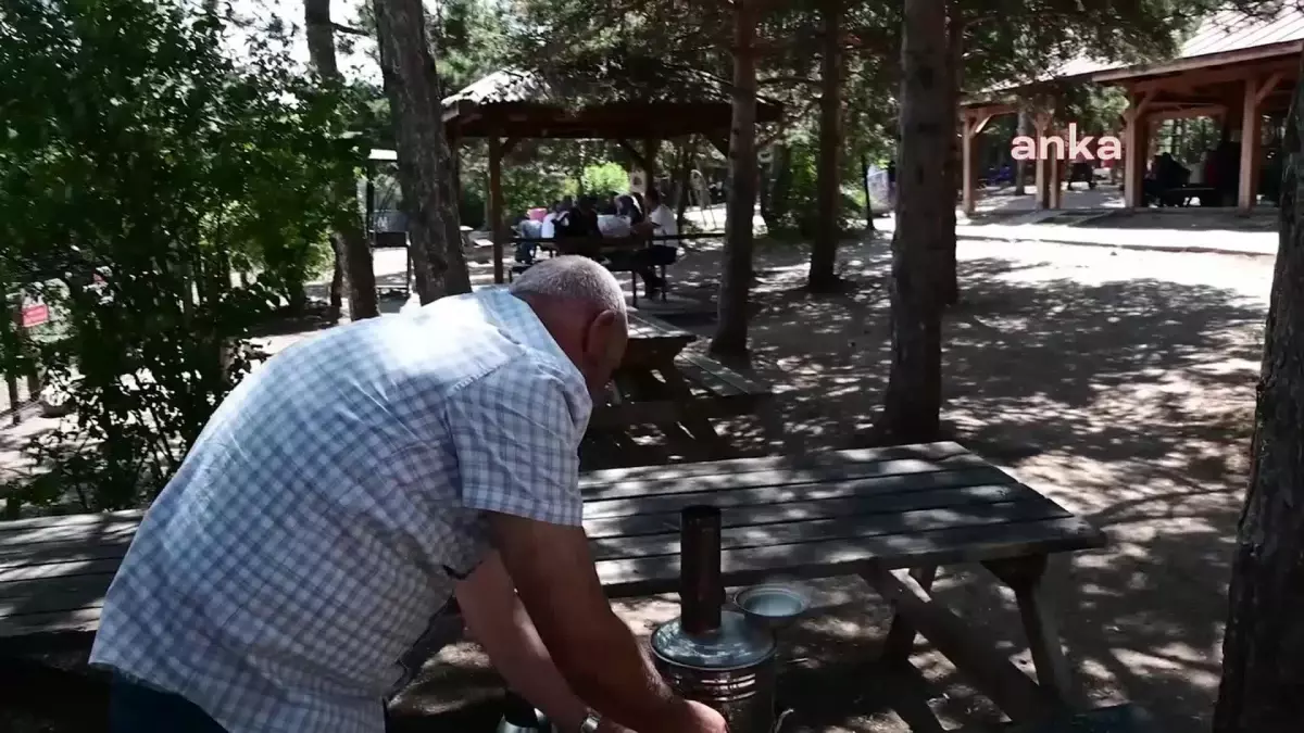 Yozgat\'ta Sıcak Hava Nedeniyle Vatandaşlar Serinlemek İçin Gölgelik Alanlara Sığınıyor