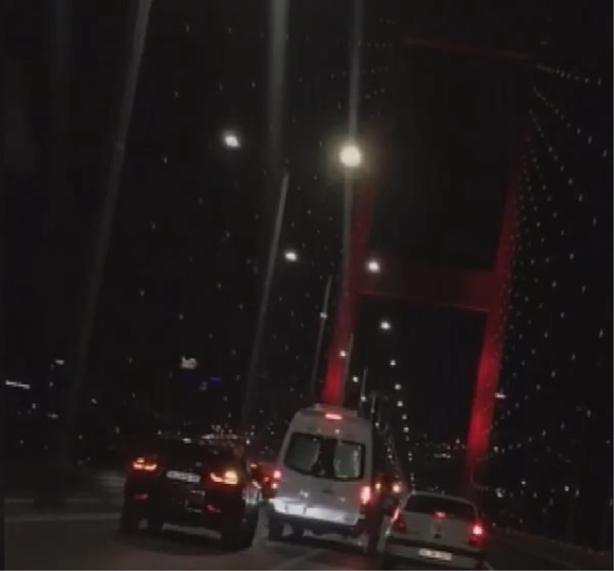 15 Temmuz Şehitler Köprüsü\'nde Otomobil Sürücüsü ile Minibüs Şoförü Arasında Tartışma