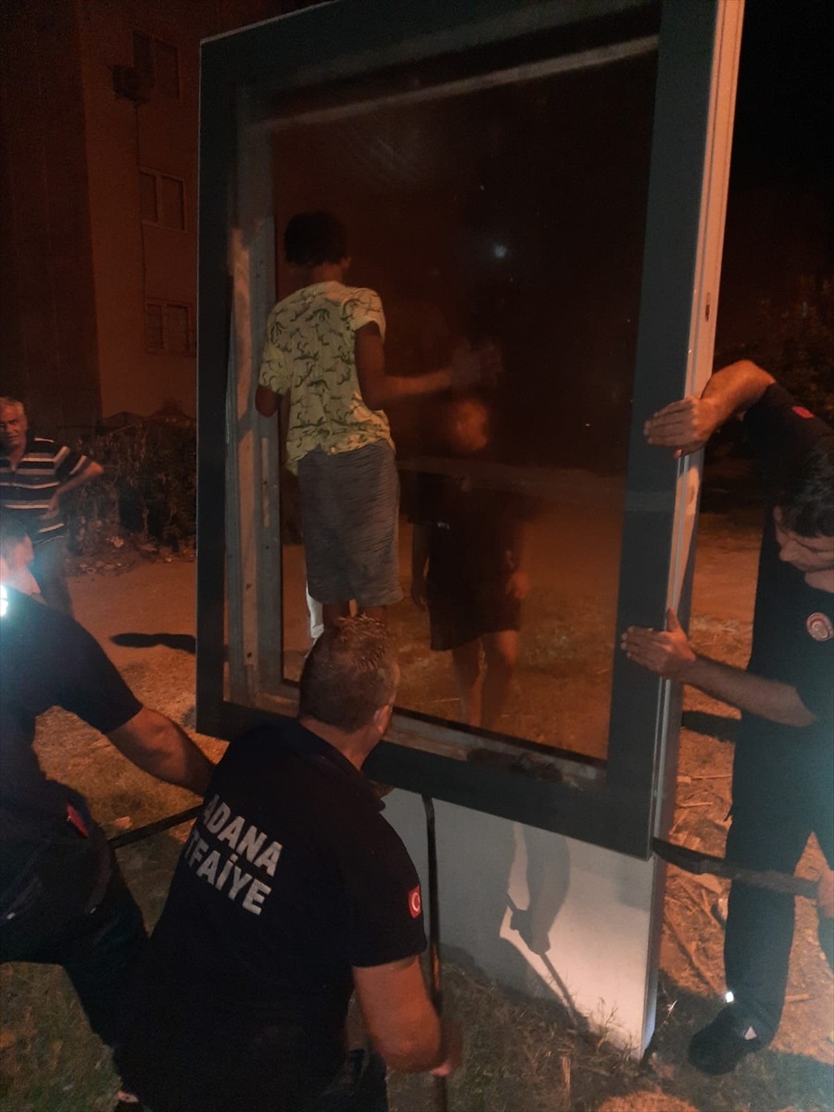 Adana\'da Reklam Panosuna Sıkışan Çocuk İtfaiye Tarafından Kurtarıldı