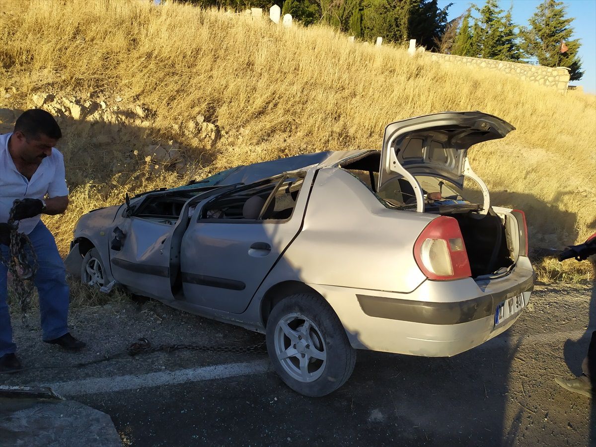 Adıyaman\'da şarampole devrilen otomobildeki 3 kişi yaralandı