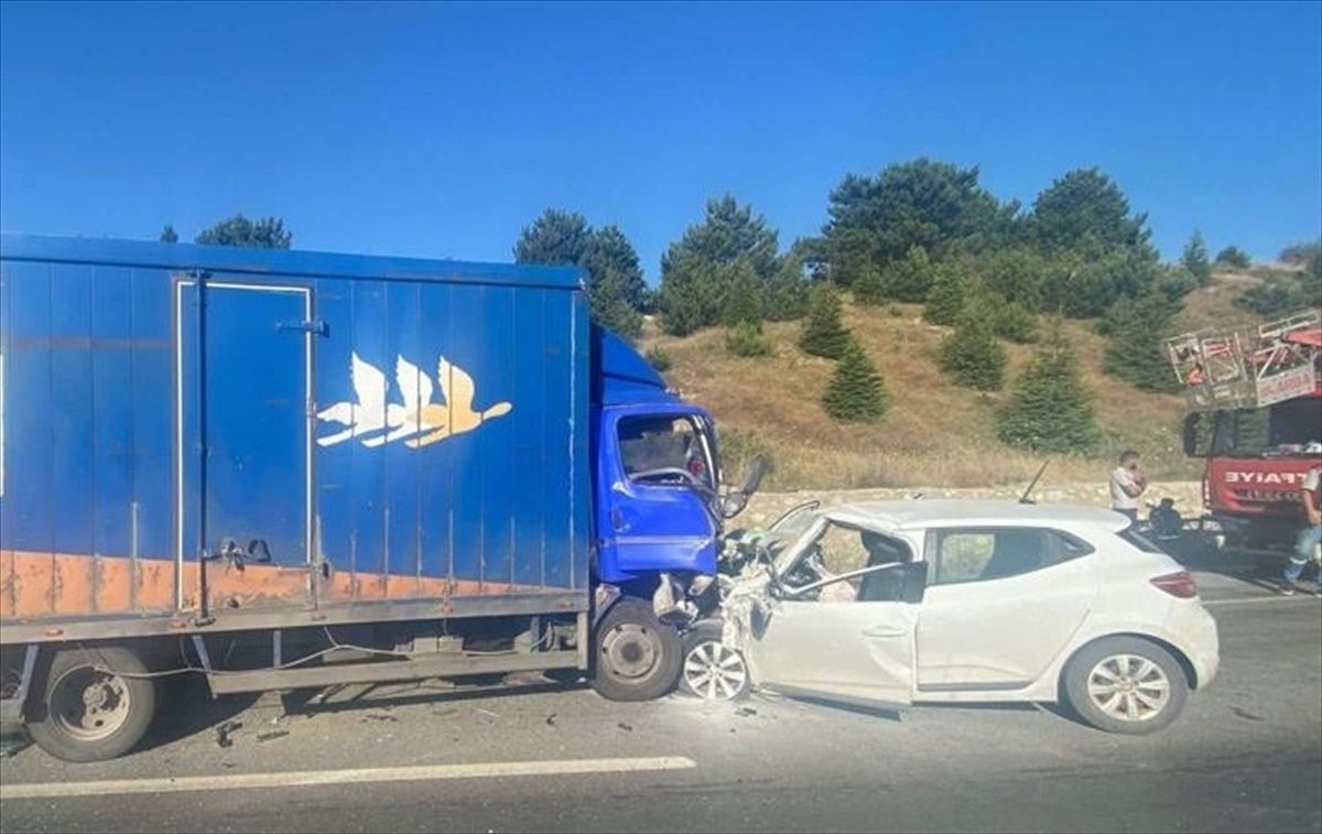Afyonkarahisar\'da Kamyonet ile Otomobil Çarpıştı: 1 Ölü, 2 Yaralı