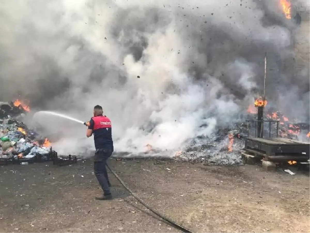 Ağrı'da İkinci El Eşya İş Yeri Yangında Tamamen Yanarak Kullanılamaz Hale Geldi