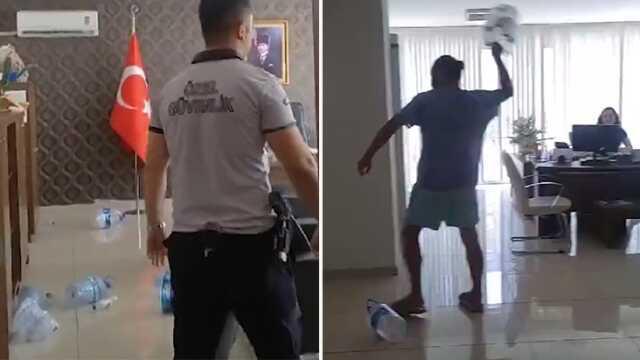 Antalya'da 34 gündür suyu olmayan belediye binasına gidip isyan etti: Tuvalete giremiyorum, denizde yıkanıyorum