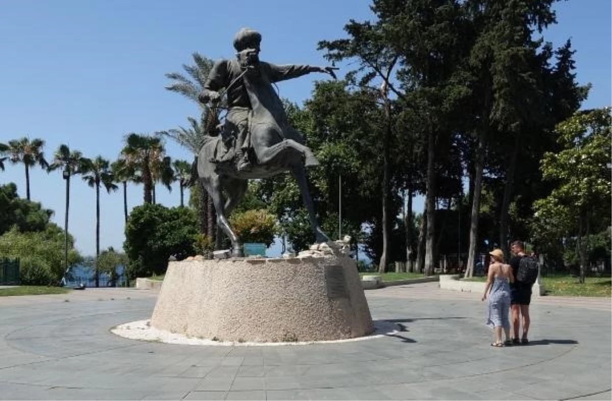 Antalya\'da Gıyaseddin Keyhüsrev Heykeli ve Diğer Görsellerin Renkleri Değişti