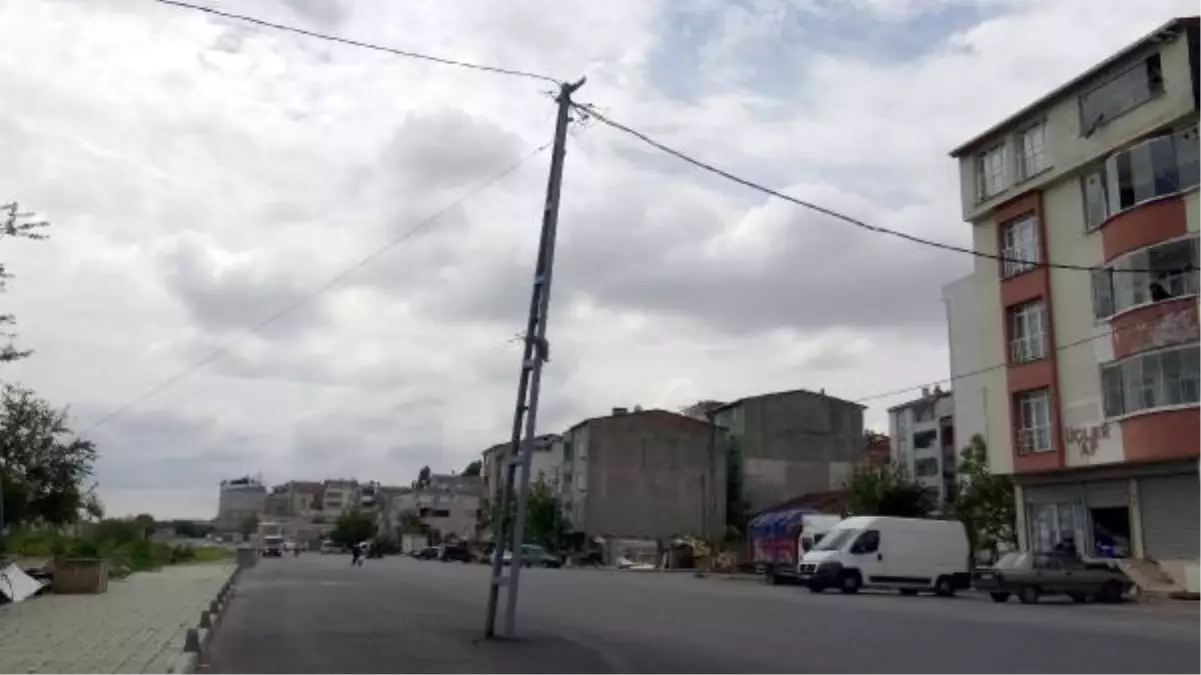 Avcılar'da Yol Genişletme Çalışması Sonucu Elektrik Direği Yolun Ortasında Kaldı