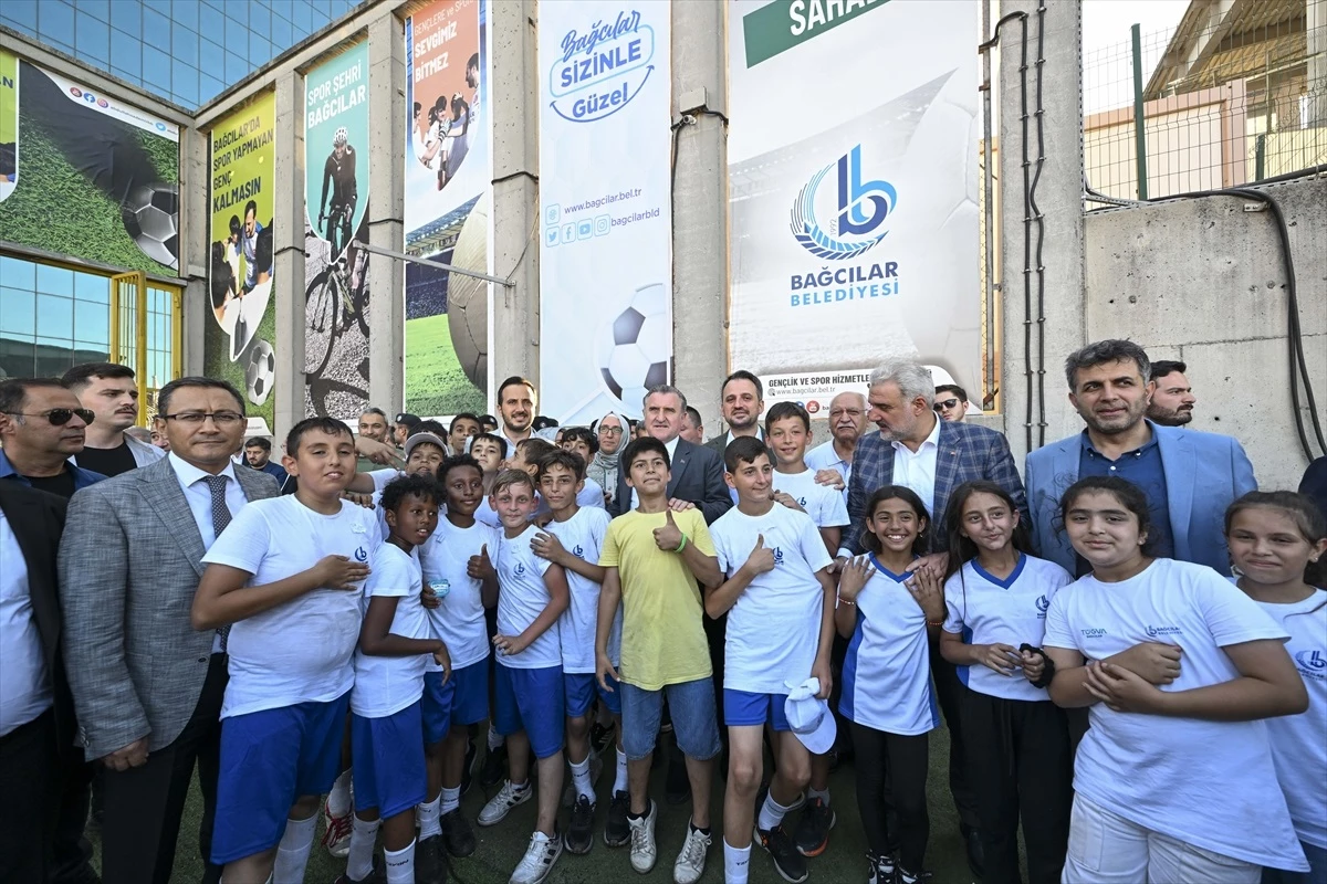 Gençlik ve Spor Bakanı Osman Aşkın Bak, Bağcılar Belediyesi Yaz Spor Okulları kapanış töreninde eski futbolculara karşı sahaya çıktı