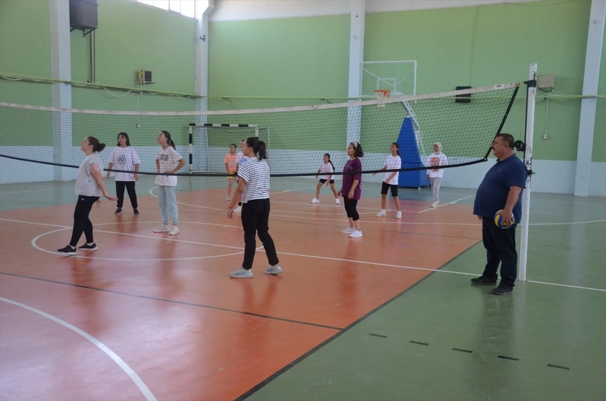 Beylikova\'da Yaz Spor Okulunda Voleybol Branşı İlgi Görüyor