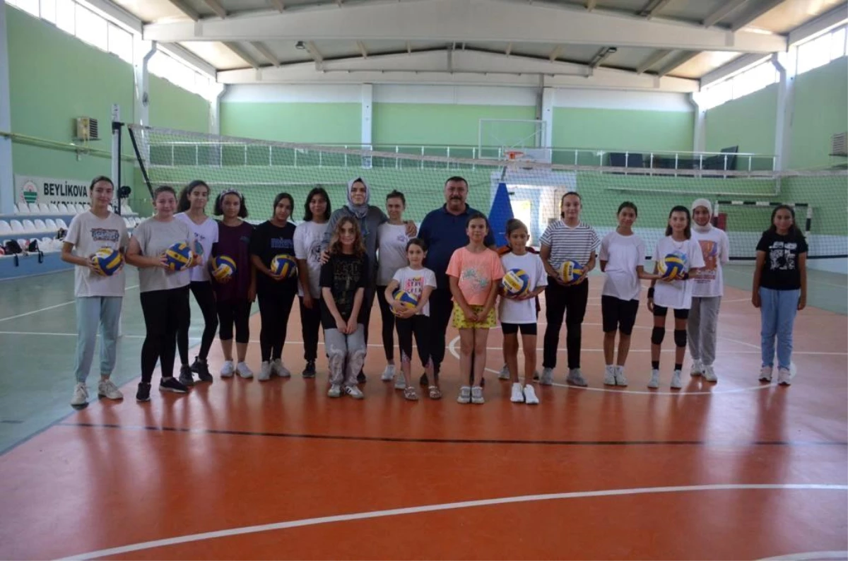 Beylikova\'da Voleybol Yaz Spor Okulu Faaliyetleri İncelendi