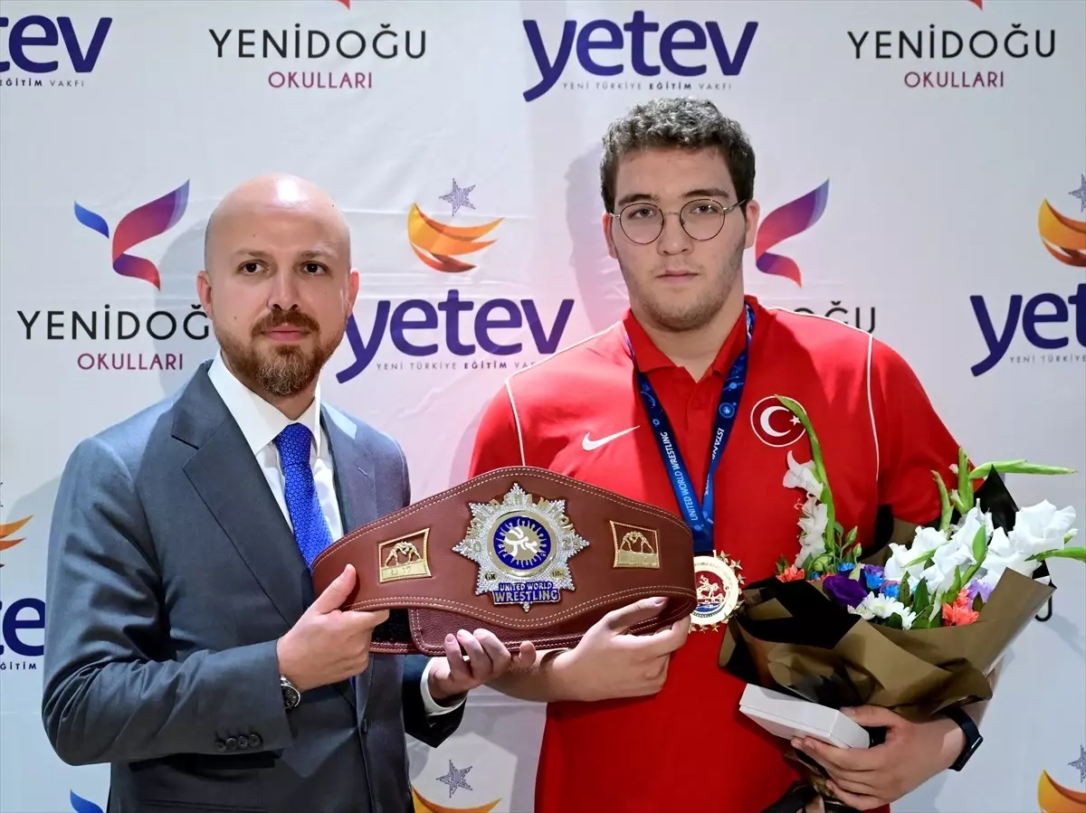 YETEV Başkanı Bilal Erdoğan, güreşçi Cemal Yusuf Bakır\'a plaket verdi